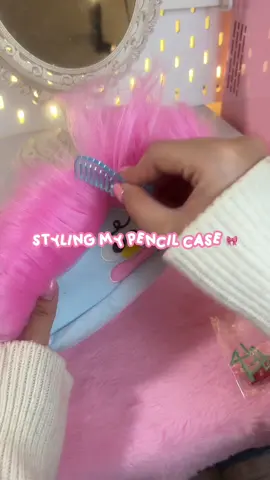 Gemes banget bisa styling rambut di kelas lagi bosen 😩🎀🌷🙏 #kotakpensil #pencilcase #kotakpensilmurah #kotakpensilunik #kotakpensillucu 