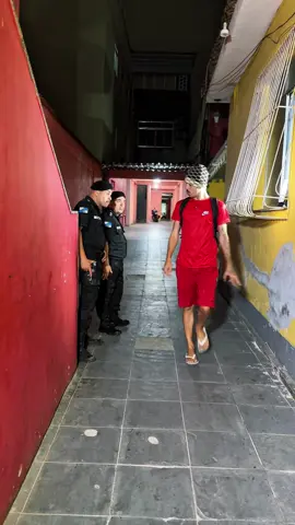 E o policial nunca mais viu o suspeito… só sentiu 👀💋 #humor #viral #fyp #viraliza #ecplore 