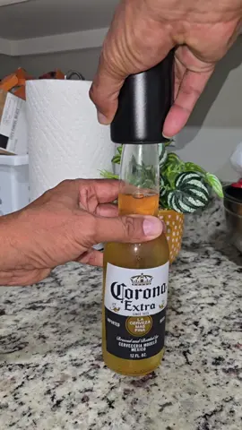 unas cervecitas para esta calor  con el destapador viral de tiktok #tiktokshop #beer #friends #destapador #cervecita 