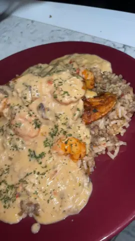… and YES, there’s crab meat in that Cajun cream sauce. ✨ #Foodie #Viral #BigBack #CatfishPontchartrain 