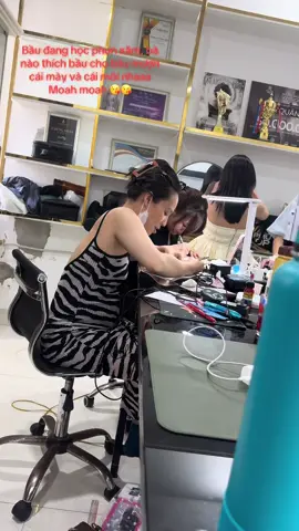Ai fan bả vào nhận hàng đi ạ 😂😂. “Bầu 6 tháng mà nhảy sung hơn cả gái 18… Bụng to chỉ cản quần áo thôi chứ không cản nổi đam mê dance và phun xăm của bả haha  🤰💃” #phunxamDanang #phunxamTienTiMy #daotaophunxamchuyennghiep #daotaophunxamdiMy #chuyenmaymoimi54mykhe7
