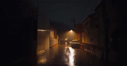 ‏يراك تُحب ما يؤذيك فيمنعه عنك، فتُسيء به الظن فيريك حكمه، ثُم يحول وجع قلبك لمُنتهى الرضا بقضائه واختياره لك، فيرتاح قلبك وعقلك..لأنهُ الله. . #موعظة_دينية #اقتباسات #موعظة 