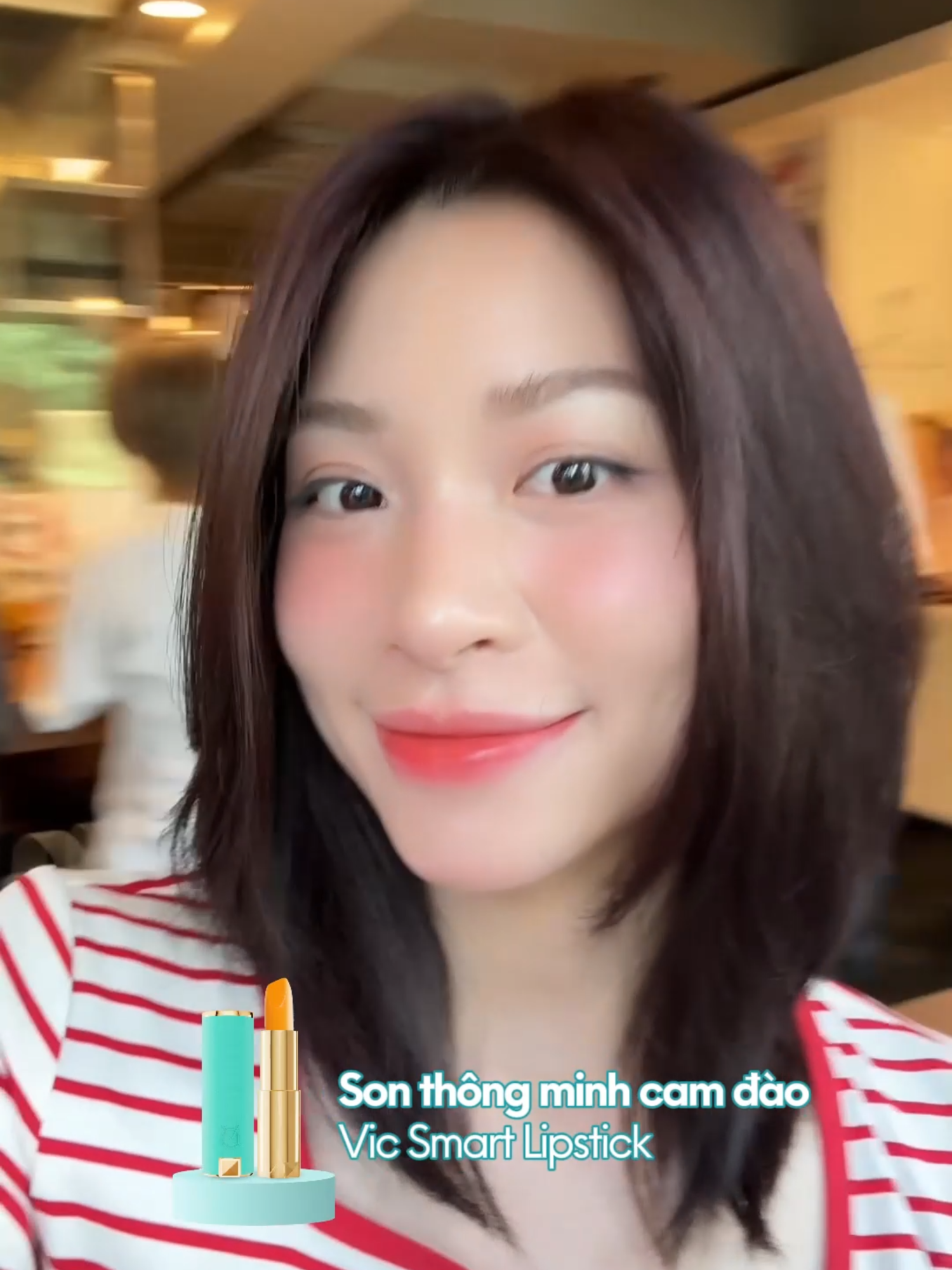 SON THÔNG MINH HỒNG CAM ĐÀO  Thỏi son đồng hành cùng em Vân Anh trên mọi nẻo đường ~   Sắc son cuốn hút hiếm có, tôn lên làn da và hàm răng của chị em mình. Vừa dưỡng mềm, lên màu siêu xinh theo sắc tố môi mỗi người, không lem, không trôi khi ăn uống. Đặc biệt, càng thoa càng trong veo chứ không hề dày môi, tiệp tan vào môi tự nhiên, hấp dẫn từng đường nét  🫦 Sử dụng duy trì môi ngày càng hồng, chứ chẳng còn thâm, hữu ích lắm. Thêm nữa, thoa em nó làm má hồng là tuyệt cú mèo nà, sắc son phù hợp với mọi tông da. Các chị em đã phun môi, thoa mỗi ngày đi, màu môi được kích ngày càng tươi đó ✌🏻 #Levananh #myphamlevananh #vacuretreat #viclipstick #sonthongminh
