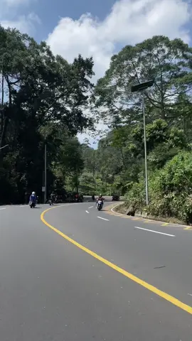 Seseruu itu motoran di jalanan puncak 😍 Adem bangett di tambah lagi pas dateng ngak rame banget jadi viewnya bagus dan dingin banget 🥰 #bogor #puncakbogor 