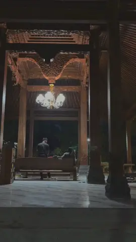 Rumah Joglo adalah rumah tradisional masyarakat Jawa, yang terkenal karena memiliki struktur atap unik yang menjulang dan empat tiang utama penyangga (saka guru) yang melambangkan kekuatan empat penjuru mata angin. Rumah ini sarat nilai filosofis, dengan bagian-bagian seperti teras luas untuk bersosialisasi, pintu utama di tengah yang melambangkan keterbukaan, dan ruang khusus (gedongan) untuk kegiatan sakral atau ketenangan.  #tanahjawa #sukujawa #jawapremium #adatjawa #budayajawa #jawapride #jawa #rumahjoglo 