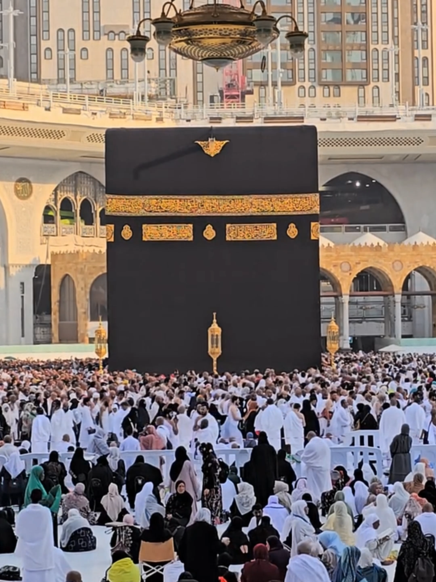 Ada rindu yang tak pernah padam, rindu untuk kembali menatap Ka’bah dan bersujud di Tanah Suci Mekkah. #pelitatravel #makkah #madina #madinah #makkahmadinah🕋 #kabah #tanahsuci