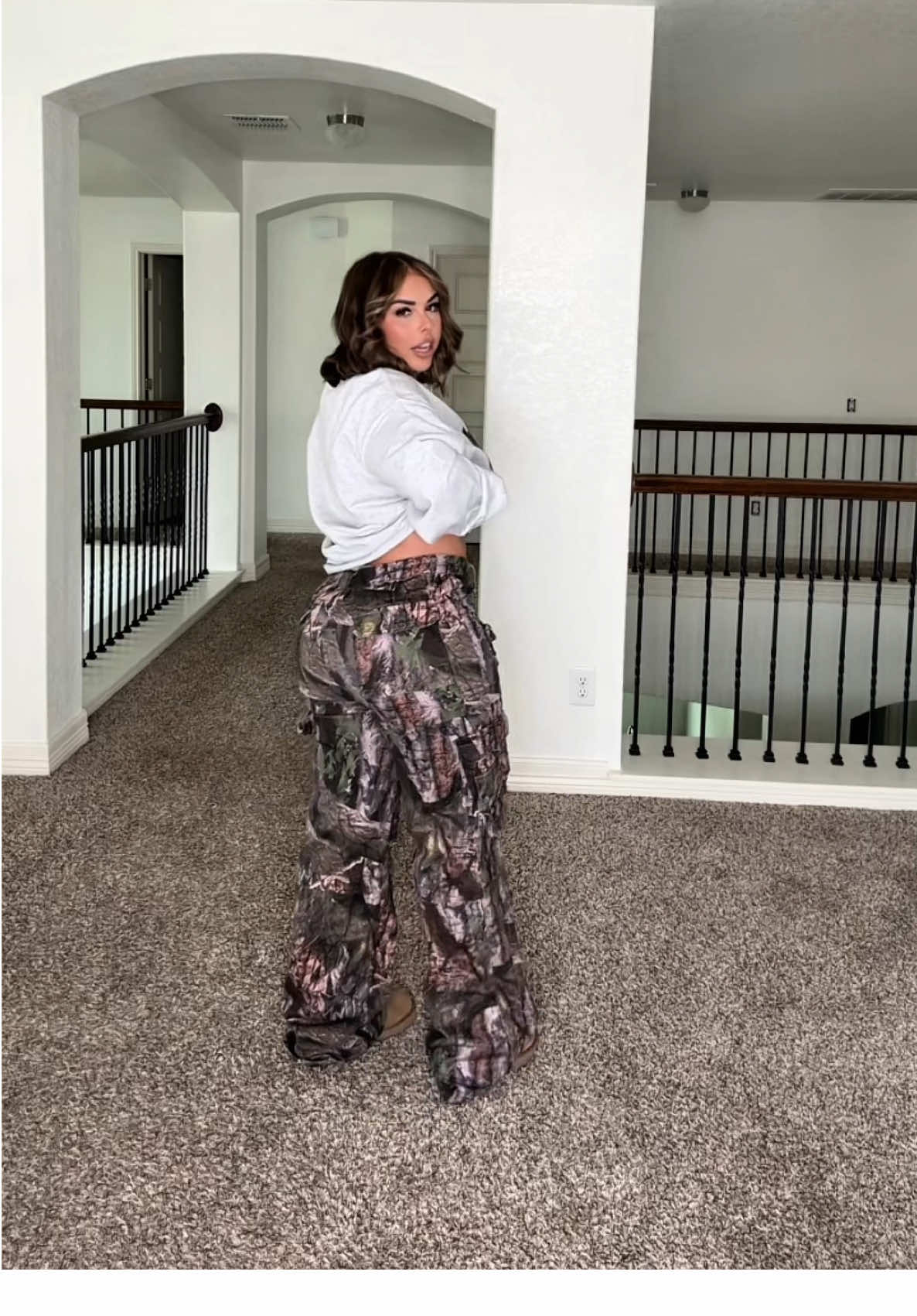 UNDER $25 RIGHT NOW!! 👏🏼🦌🍂#cargojeans #camopants #fallfashion #fashion #styleinspo 