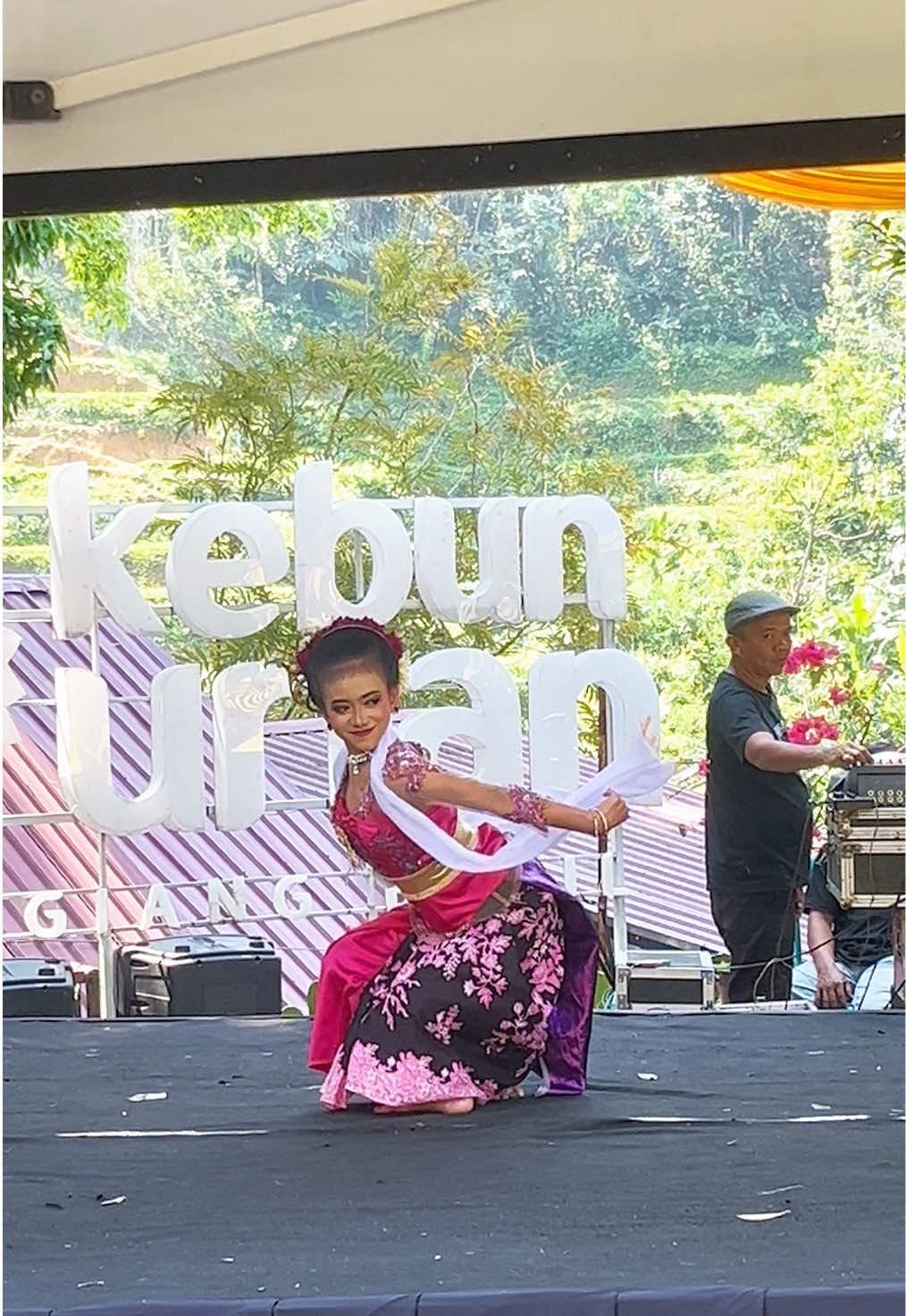 Perdana ikutan lomba tunggal d tingkat SMP..❤️ Semangat dan terus belajar agar lebih baik lagi karena tak ada sukses tanpa proses❤️ #pasanggirijaipong #jaipongan #ronggengsadunya #sanggartarisumedang #sonasoni 