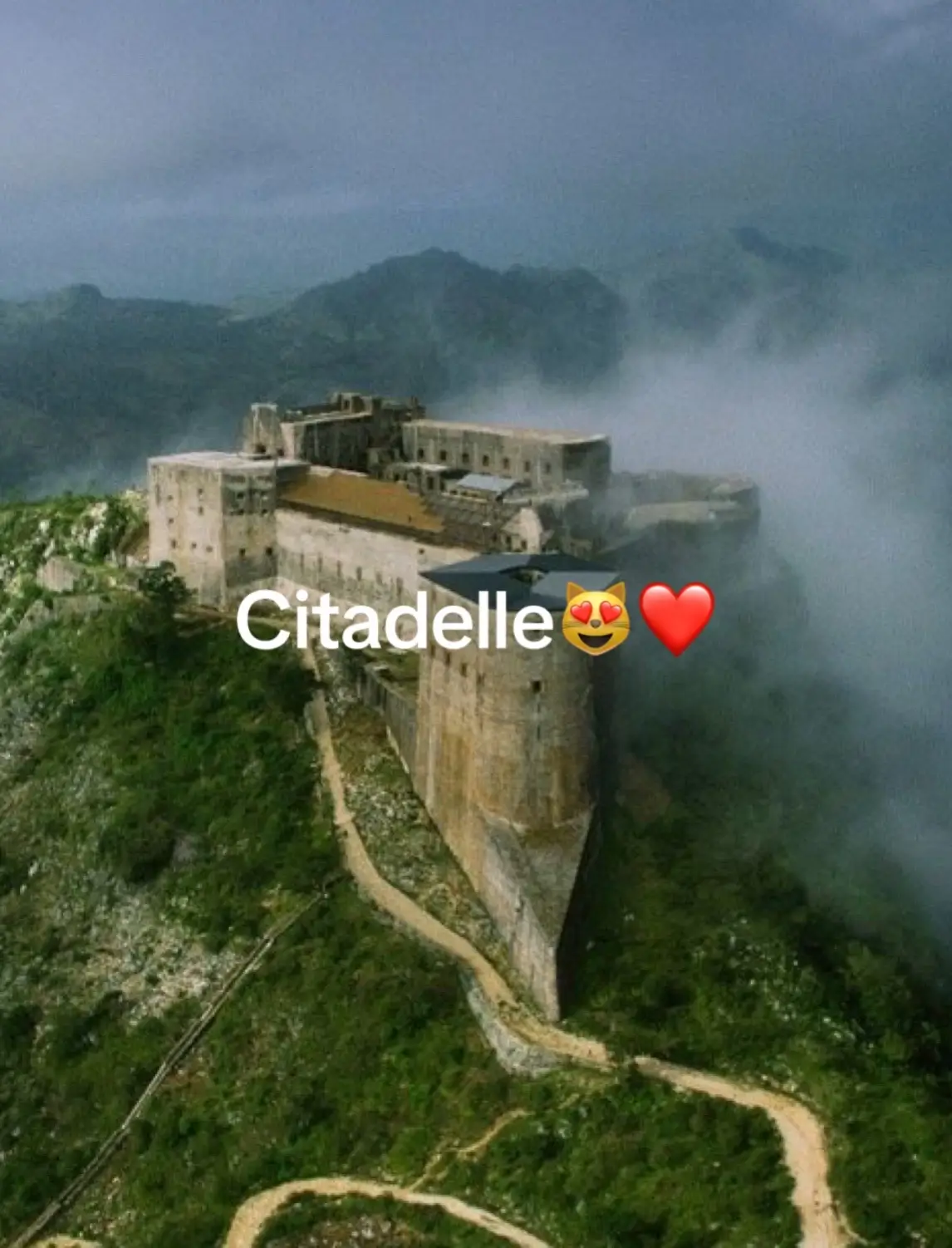 La *Citadelle Laferrière*, aussi appelée *Citadelle Henri*, est l’un des monuments les plus emblématiques d’Haïti et de toute la Caraïbe. Voici quelques points clés à connaître : - *Localisation* : Elle se trouve dans le nord d’Haïti, près de la ville de *Milot*, au sommet du massif de la Hotte. - *Construction* : Elle a été construite entre *1805 et 1820* sur ordre du roi *Henri Christophe*, un ancien esclave devenu l’un des chefs de la révolution haïtienne, puis roi du royaume du Nord. - *Objectif* : Sa mission principale était de *protéger Haïti contre une éventuelle tentative d’invasion française* après l’indépendance (obtenue en 1804). - *Taille* : C’est la plus grande forteresse des Amériques. Elle peut abriter jusqu’à *5 000 soldats* et contenait des réserves de nourriture, d’eau et des centaines de canons. - *Patrimoine* : Elle fait partie du *Parc National Historique – Citadelle, Sans-Souci, Ramiers*, inscrit au *patrimoine mondial de l’UNESCO* depuis 1982. C’est un *symbole de liberté, de résistance et de fierté nationale* pour le peuple haïtien.