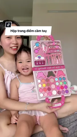 Bộ trang điểm cho bé , bé nào cũng mê#botrangdiemchobe #dotrangdiemchobe #domakeup #quachobe #mebimsua 