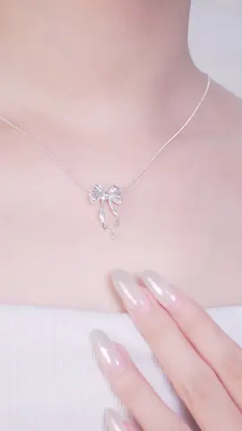 D0388 – Dây chuyền bạc dây bi nơ tiểu thư tua dài dáng xoắn. Chiếc dây chuyền sinh ra để mix cùng áo sơ mi trắng cổ V, hack dáng cực đỉnh🥹 #daychuyenbactlee #lactaybactlee #trangsuc #khuyentaibactlee #tleejewelry 