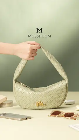 The Fia Bag is more than just pretty — it’s practical too! 👜✨ Here’s a peek at what fits inside: all my on-the-go essentials, neatly packed 💕 #MossdoomIndonesia #TimelessElegance #PromoGuncang99 #WIBGajian #GajianSale 