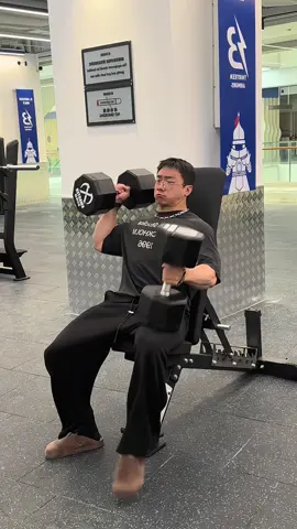 I need to relax after pushing 50kg... #shouldertraining #noweight #beijian #beijianelectricalstimulator #nimgym 