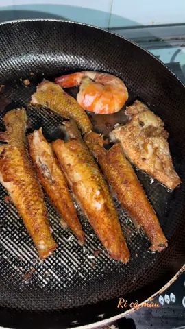 Cá bóng cát muối chiên ăn với nước dừa bắt cơm lắm nha😋Món ngon miền tây đó nhen😁#cá #xuhuongvideo #ricamau #cơmnhà #mientayquetoi 