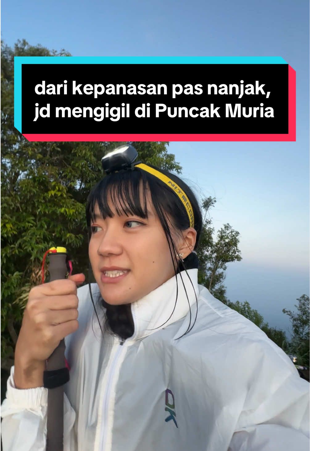 Pas ngampe puncak, baju aku basah banget karena keringetan, matahari mulai naik dan sedikit berangin.. Terus tiba tiba aku kedinginan dan menggigil sebadaaan😭 sebel banget karena satu badan gemeterann, untung aja aku diingetin makan 😆 Pake jaket, makan roti, lanjut jalan lagi.. Puji Tuhan menggigilnya ilang, meski tangan tetep dinginn🥹 • #trail #trailrun #gunungmuria #muria #utmm #jateng #lari #kudus 