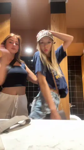 “On Wednesdays we drink pink” @Ali33a 