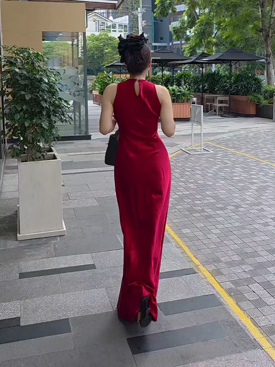 Biểu hiện của tuổi già là thích mặc váy.lụa#U40 #thoitrangcongso #Viral #xuhuong #fyp 