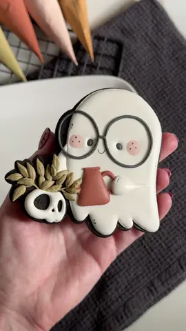 She might be dead… but at least her plant babies are thriving 💀🌱 Cookie cutters, STL files, and recipes available on my website!  #GhostCookies #PlantParentLife #SpookyAndSweet #HauntedPlants #cookiedecorating 