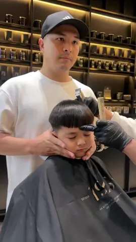 Si gemes.. selalu bobo kalo di gunting rambut