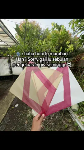 Murah sih layangan cuma 2500 tapi kalo beli nya 50 pcs sehari kaliin aja belum gelasan sebulan 4 kali beli😅 #layangan #musimlayangan #xybca #hobi #fyp 