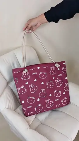 Rekomendasi tas nih buat kalian yang sering bingung pake tas yang mana buat ngampus, tas ini juga sudah muat banyak lohh ✨Ayo buruan cek link yang ada di bio sebelum kehabisan✨ #totebaglucu#totebagwanita#totebagstyle#cekkeranjangkuning#promomakangajian