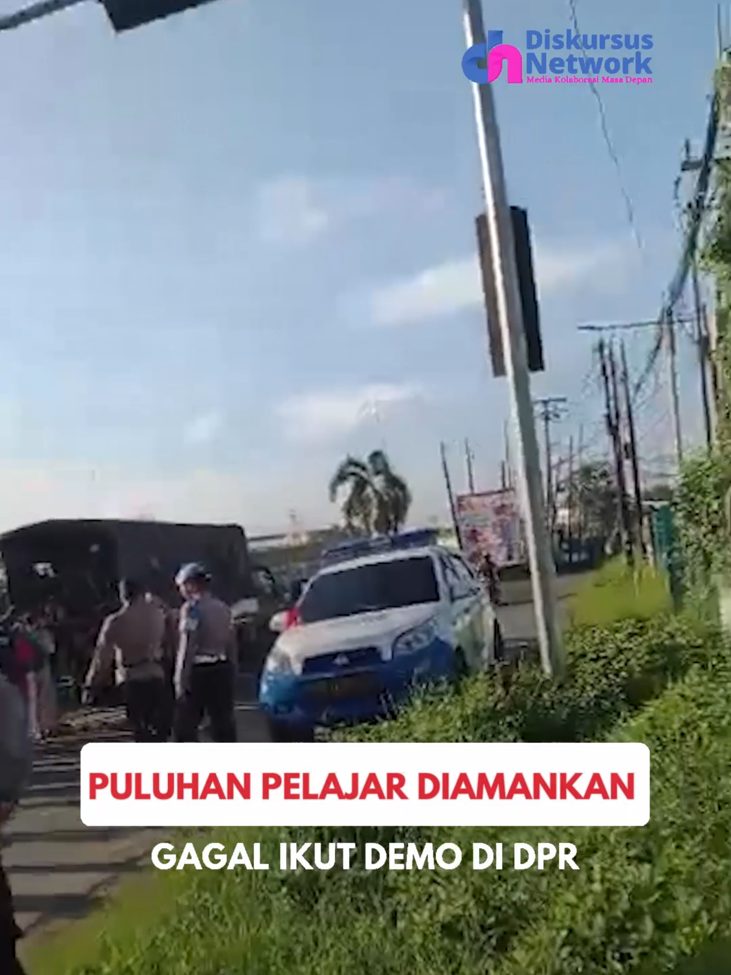 Puluhan pelajar SMP dan SMK yang berniat ke Jakarta untuk ikut demonstrasi di DPR RI, Jakarta, diamankan polisi. Mereka diamankan di Bekasi, Jawa Barat. Dari keterangan polisi, pelajar tersebut ditangkap setelah polisi melakukan operasi penyekatan di stasiun, terminal dan perbatasan Bekasi. #diskursusnetwork #demo #dpr #pelajar