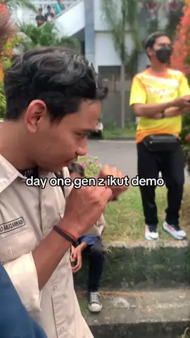 @mhmd_mqrb  ni orngnya 😂😂🤏🏻🤏🏻  #mataram #demo #fyp #unram #mahasiswa #polisi 