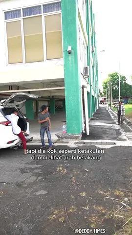 Nyelonong ke bagasi mobil orang tak dikenal?! Bukanya di usir tapi malah diperlakukan gini...