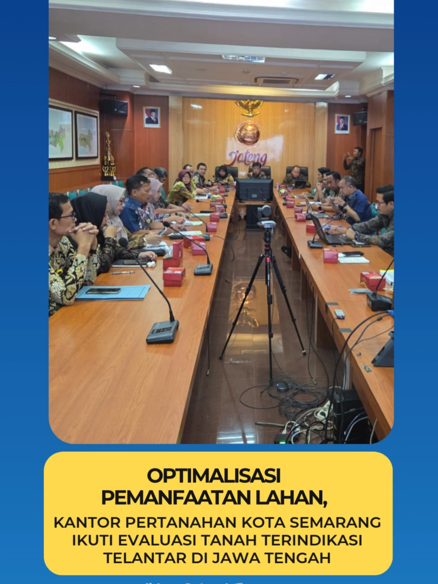 Semarang – Kantor Pertanahan Kota Semarang menghadiri kegiatan Monitoring dan Evaluasi (Monev) Inventarisasi Tanah Terindikasi Telantar Tahun Anggaran 2025 yang digelar oleh Direktorat Jenderal Pengendalian dan Penertiban Tanah dan Ruang, Kamis (28/08/2025). Acara dilaksanakan secara hybrid dari Kantor Wilayah BPN Provinsi Jawa Tengah. Kantah Kota Semarang hadir secara luring diwakili oleh Kepala Seksi Pengendalian dan Penanganan Sengketa, Edy Sumarsono, A.Ptnh., M.M., bersama Penata Pertanahan Muda., Sri Sumiyati, S.H., M.Kn. Kegiatan ini merupakan langkah penting dalam memastikan pelaksanaan inventarisasi tanah terindikasi telantar di Provinsi Jawa Tengah berjalan sesuai ketentuan. Dalam pembahasan, para peserta mengevaluasi hasil inventarisasi, mengidentifikasi kendala di lapangan, serta menyusun strategi penertiban dan pemanfaatan tanah agar lebih produktif. Melalui forum ini, diharapkan sinergi antar kantor pertanahan se-Jawa Tengah dapat memperkuat pengendalian dan penertiban tanah, sekaligus mendorong pemanfaatan lahan demi kepentingan masyarakat luas dan pembangunan daerah. #KantahKotaSemarang #PelayananPertanahan #ATRBPN #KantorPertanahanKotaSemarang #KementerianATRBPN #IndonesiaLengkap #ATRBPNKiniLebihBaik #ATRBPNMajudanModern #MelayaniProfesionalTerpercaya #ZonaIntegritas #KantahKotaSemarang #HumasKantahKotaSemarang #SemarangHebat 📌 Info lebih lanjut dan layanan pengaduan: 🌐 https://kot-semarang.atrbpn.go.id 📲 WhatsApp Pengaduan: 0811-1068-0000 📢 Ikuti info dan update kami di media sosial: 📷 Instagram: @kantahkotasemarang 🎥 YouTube: Kantor Pertanahan Kota Semarang 🎵 TikTok: @kantahkotasemarang1 🟦 Facebook: Kantor Pertanahan Kota Semarang 🐦 X (Twitter): @kantahkotasmg 📄 PPID: ppid.atrbpn.go.id/kantor/pertanahan/kota-semarang