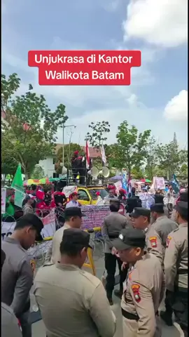 Koalisi Rakyat Batam menggelar aksi demonstrasi ke Kantor Pemko Batam, Kamis 28 Agustus 2025. Ada 9 tuntutan pendemo, di antaranya soal penghapusan outsourcing dan menolak upah buruh murah. Stop PHK, reformasi pajak perburuhan, sahkan RUU Ketenagakerjaan tanpa Omnibuslaw, berantas korupsi: sahkan RUU perampasan aset, revisi undang-undang pemilu dan lainnya.