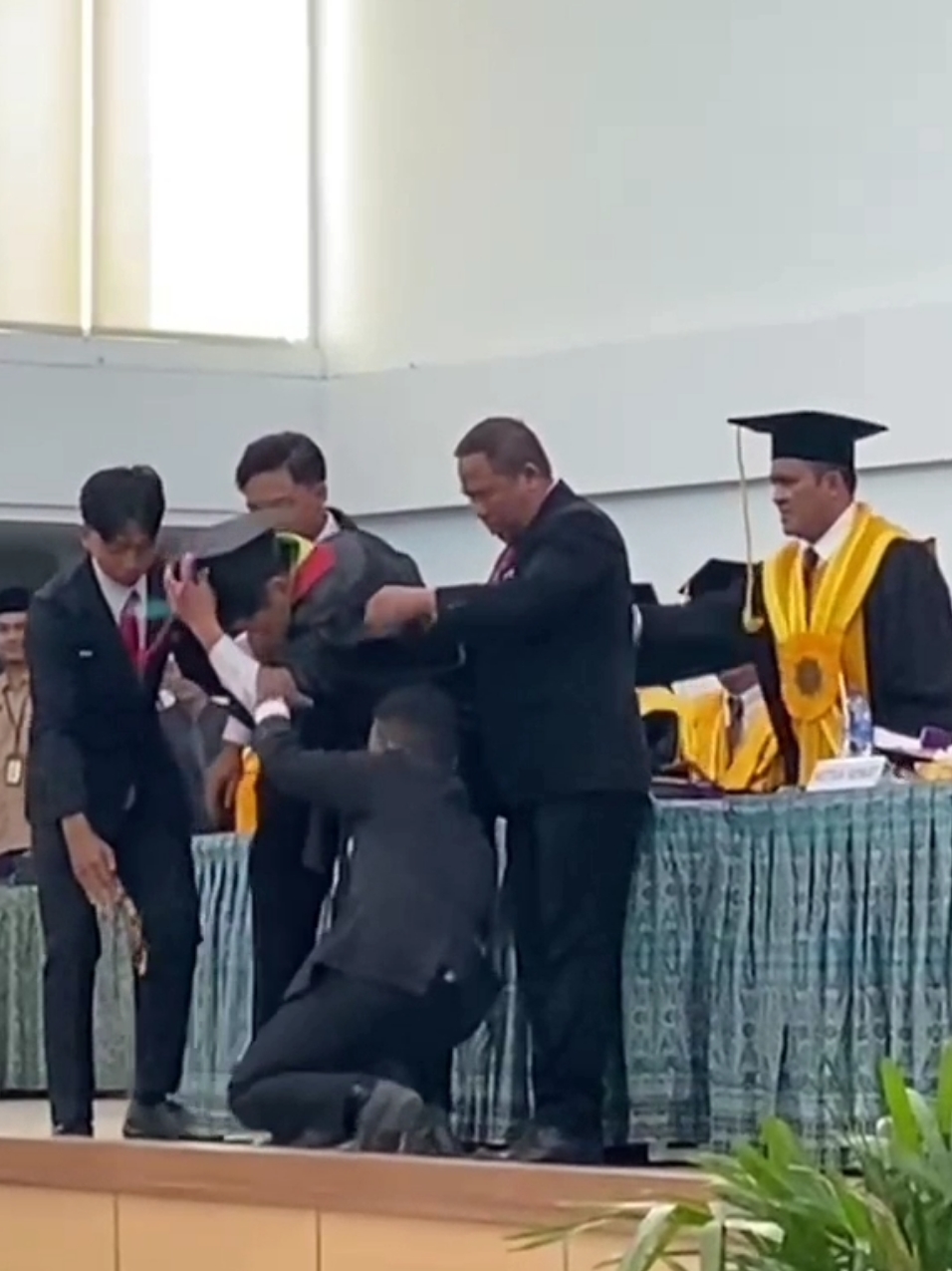 TAK ADA KATA MENYERAH.....!!!  #dirjenpendiskemenagri #sorotan #lombok #pyfviral #pencarian #bollywood #wisuda #beasiswa #semangatberjuang #susahsenang #asiap #masnuntahir #semetonhsa 