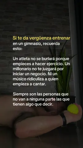 Un atleta no se burlará porque empieces a hacer ejercicio. Un millonario no te juzgará por iniciar un negocio. Ni un músico ridiculiza a quien empieza a cantar. #entrenamiento #ejercicioencasa #entrenamientoencasa #motivacion #Fitness 