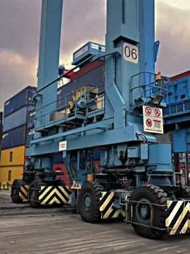 Peoses moving unit RTG bareng tetangga sebelah 🤙🏻😁 #priokpride🔥 #tanjungpriokpunyacerita💪💪 #alatberat #engineering #teknisi 