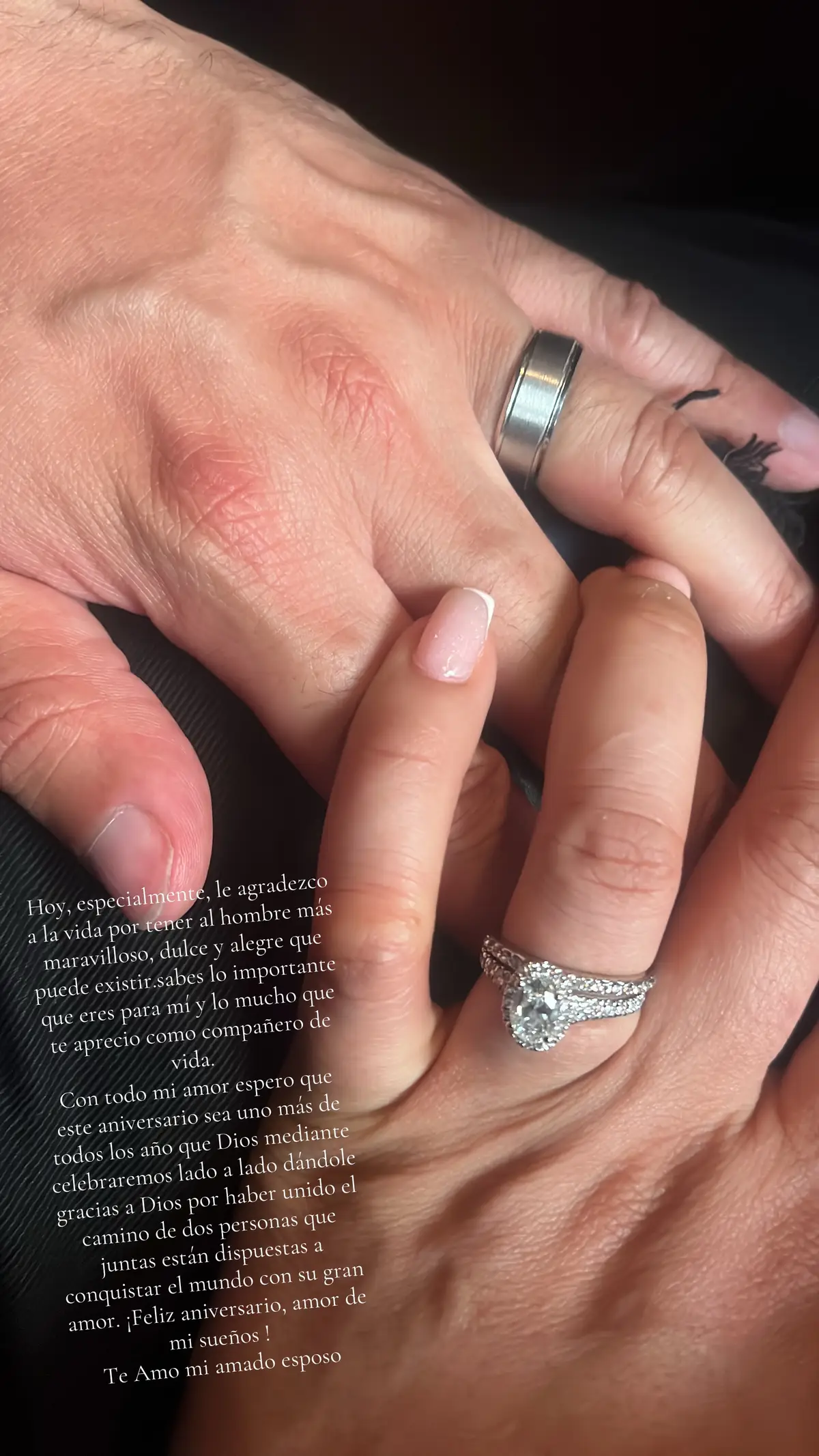 Hoy, especialmente, le agradezco a la vida por tener al hombre más maravilloso, dulce y alegre que puede existir.sabes lo importante que eres para mí y lo mucho que te aprecio como compañero de vida. Con todo mi amor espero que este aniversario sea uno más de todos los año que Dios mediante celebraremos lado a lado dándole gracias a Dios por haber unido el camino de dos personas que juntas están dispuestas a conquistar el mundo con su gran amor. ¡Feliz aniversario, amor de mi sueños ! Te Amo mi amado esposo@Recio1122 ❤️😘🥰