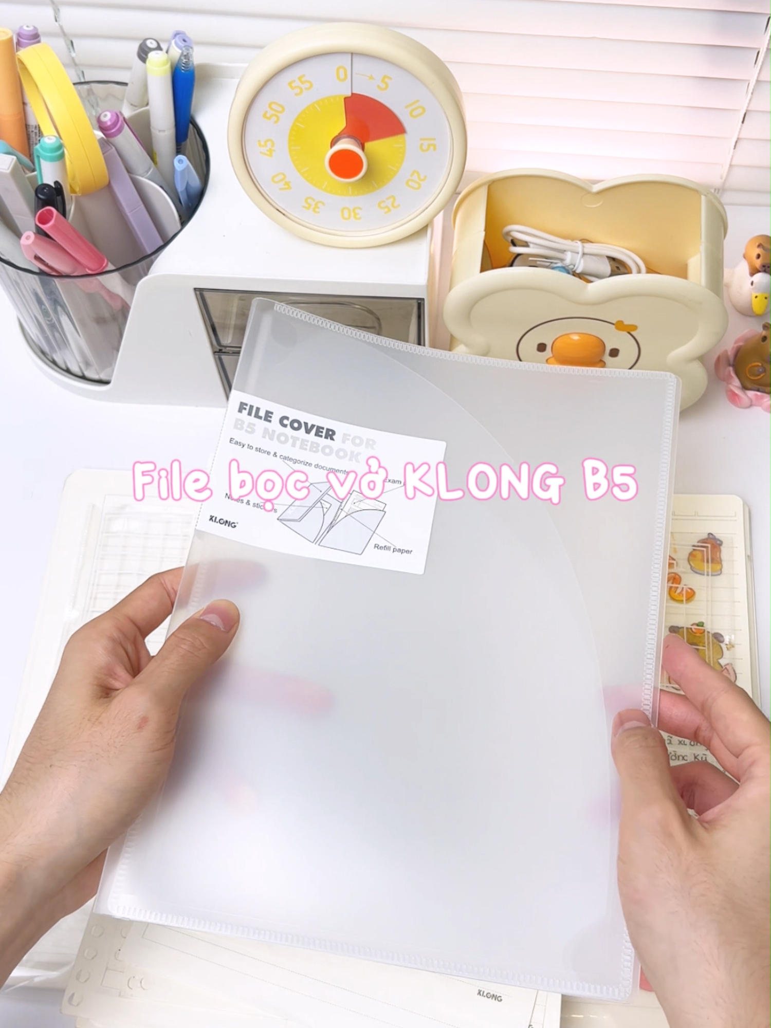 File bọc vở KLONG B5: Thiết kế bìa 3 cánh giúp bạn lưu trữ tài liệu kèm sổ vở tiện lợi. #klong #filebocvoklong #backtoschool #studywithme #fyp
