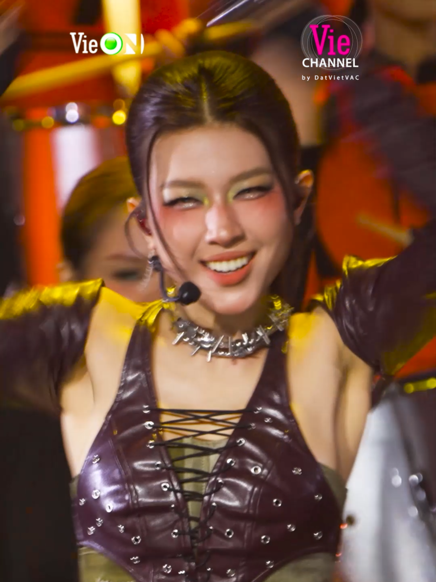 Chất giọng đặc trưng của Lamoon lại một lần nữa tỏa sáng, truyền cảm như lời người kể chuyện, dẫn dắt khán giả đi qua từng câu hát đầy cảm xúc #EmXinhSayHi #EmXinh #EXSH #DatVietVAC #VieON #VieChannel #tiktokgiairtri #LAMOON