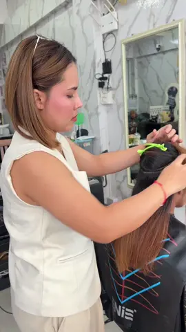 เรียนตัดผมจะสอบนางแบบจริง1 คนนะค๊า เป้าหมายคือ ต้องทำได้เท่านั้น✂️💇🏼‍♀️ #เรียนตัดผม #สอนตัดผม #สอนเสริมสวย #เรียนเสริมสวย #ร้านเสริมสวยคุณเปรมทำผมครบวงจรกระทุ่มแบน 