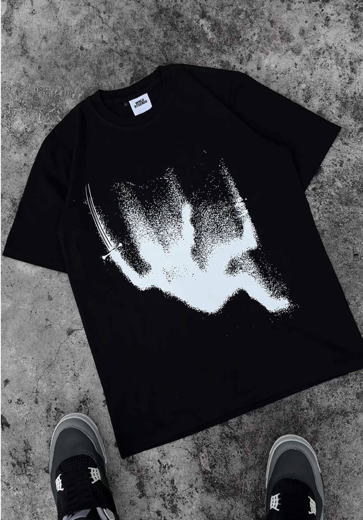 Gimana buat kaos hitam yang satu ini ? Tshirt panic dengan cuttingannya reguler fit #WRLDstudios #wibgajian #gajiansale #kaospria #bajucowok 