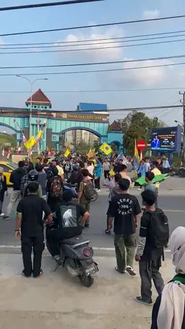 Satu bendera berkibar dikejar sampe depan gerbang , setakut itu kah , wai orang” yg tidak bertanggung jawab , lawak lawak #pbakuinstsjambi2025 #rendahintelektual #mabauinsts2025 #storyterkini 