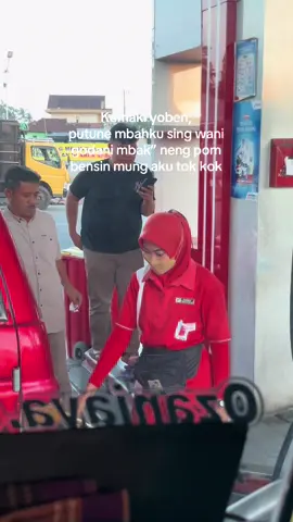 Lagi nglamunin apa si mbak 😂