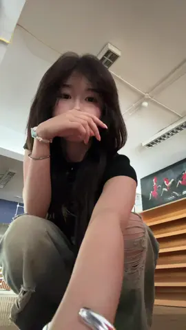 mắt 1 mí nhìn góc máy thấp kiểu 😑😑😑 (dc: @Thư Thor ᐢ. .ᐢ )