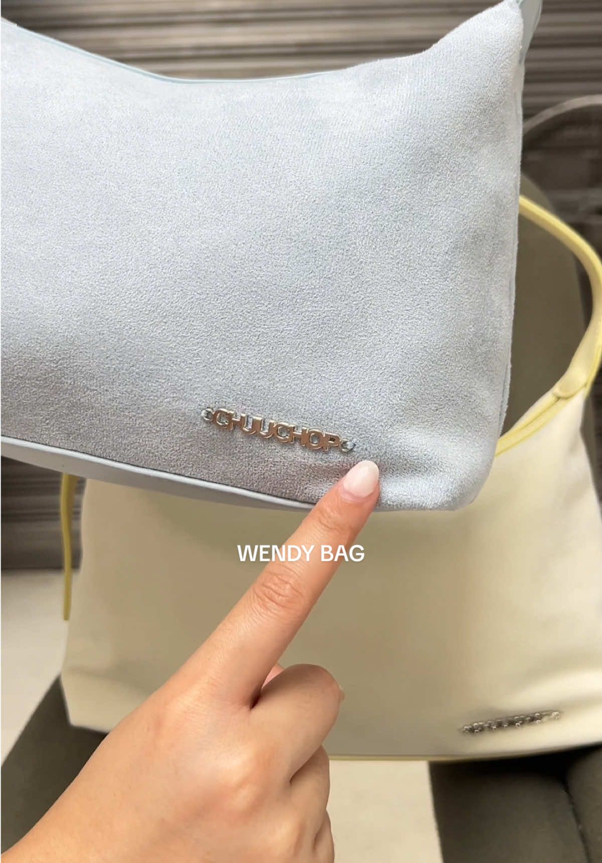 Wendy Bag 🧀🏸 กระเป๋าสะพายข้างหนังกลับ สีใหม่เหลืองและฟ้า สีพาสเทลสวยมาก กระเป๋าหนังอย่างดี สามารถปรับสายได้ 3 ระดับ ใส่กำลังพอดี จุของได้เยอะ  #chuuchop #chuugirls #bag #กระเป๋าสะพายข้าง #กระเป๋าหนังกลับ 