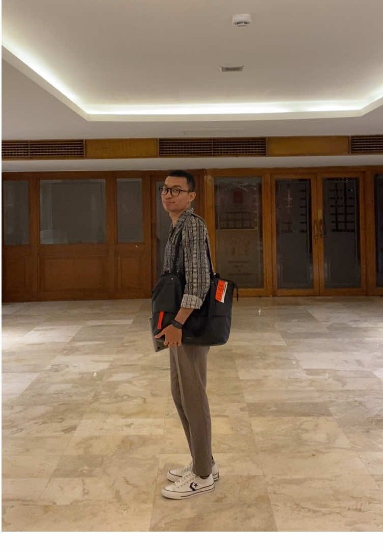 Kerja boleh capek, tapi gaya harus tetap oke. Karena pejuang mimpi juga butuh style 💪✨  #outfitinspo #workfit #ootdkerja #outfitideas #kerjakeras 