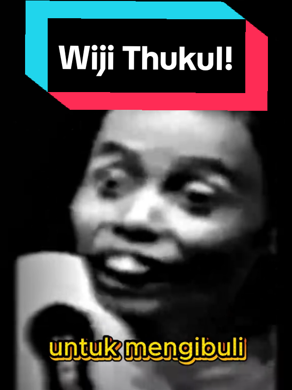 WIJI THUKUL! Wiji Thukul adalah seorang penyair dan aktivis pro-demokrasi asal Solo, Jawa Tengah. Ia lahir pada 26 Agustus 1963 dengan nama asli Widji Widodo. Karya-karyanya banyak berbicara tentang penindasan, ketidakadilan, dan perjuangan rakyat kecil, sehingga puisinya sering dianggap sebagai suara perlawanan terhadap rezim Orde Baru. Beberapa hal penting tentang Wiji Thukul: Puisinya yang paling terkenal adalah “Peringatan” dengan baris ikonik: “Hanya ada satu kata: lawan!” yang menjadi semboyan gerakan mahasiswa dan rakyat pada 1990-an. Ia aktif dalam organisasi Partai Rakyat Demokratik (PRD) yang menentang pemerintahan Orde Baru. Sejak 1998, Wiji Thukul dinyatakan hilang dan hingga kini nasibnya tidak diketahui. Ia termasuk dalam daftar korban penghilangan paksa menjelang runtuhnya Orde Baru. Hingga kini, Wiji Thukul dikenang sebagai simbol perlawanan rakyat kecil terhadap penindasan. Puisinya masih sering dibacakan dalam aksi-aksi pro-demokrasi. #sejarah#wijithukul#bumihistorica#faktasejarah#aktivis98