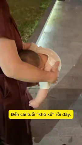 Có mẹ nào đang đau đầu vì bé nhà mình ở giai đoạn này không ạ? 😂 #mevabe #mebimsua #chamsocbe #kinhnghiemmebim 