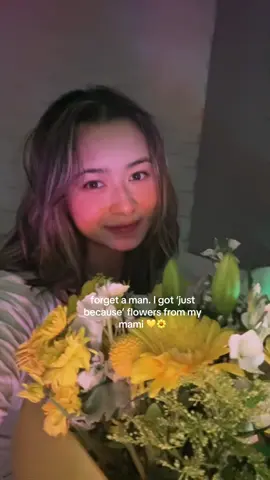 lacking in the relationship department but not in the love department 💛.. if that makes sense #iloveyoumommy #flowers #motherdaughter 