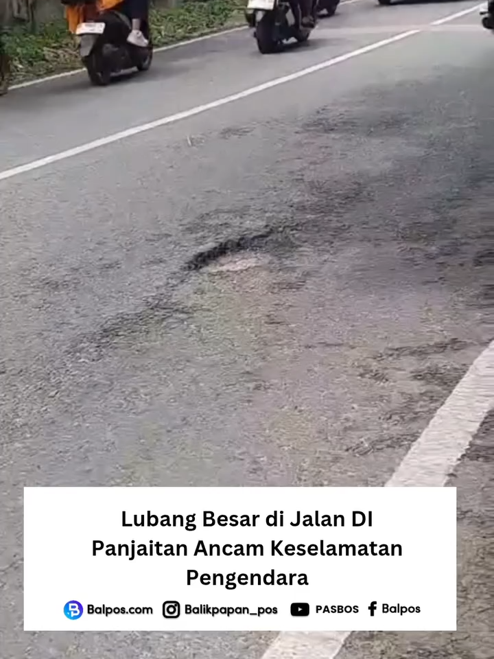 Kondisi jalan di kawasan Balikpapan Tengah kembali menuai sorotan. Sebuah lubang besar terlihat menganga di Jalan DI Panjaitan, tepat di jalur padat kendaraan roda dua maupun roda empat. Keberadaan lubang ini dikhawatirkan membahayakan keselamatan pengendara, terutama saat malam hari atau saat hujan deras ketika lubang tidak terlihat jelas. Warga berharap pihak terkait segera melakukan perbaikan agar tidak menimbulkan korban. Video: Nabiel Text editor: Yudhi Video editor: Nabiel #balikpapan #infrastrukturbalikpapan #jalanrusak #keselamatanberkendara #dishubbpn #bpjabaru #kotabalikpapan