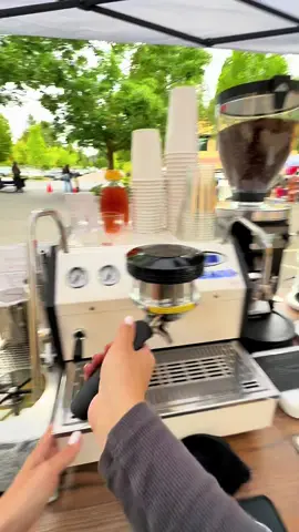 MAKE A LATTE WITH ME ☕️✨ #pov #latteart #makecoffeewithme #coffeecart 