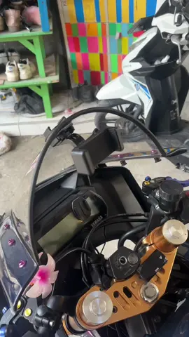 kenapa gak dari dulu ya ada monting kaya gini..di helem bisa  di pisor bisa tepel di sepedo juga bisa #motoploghelmetmouting #holderr15v3v4dll  #holderhp  #holderkamera 