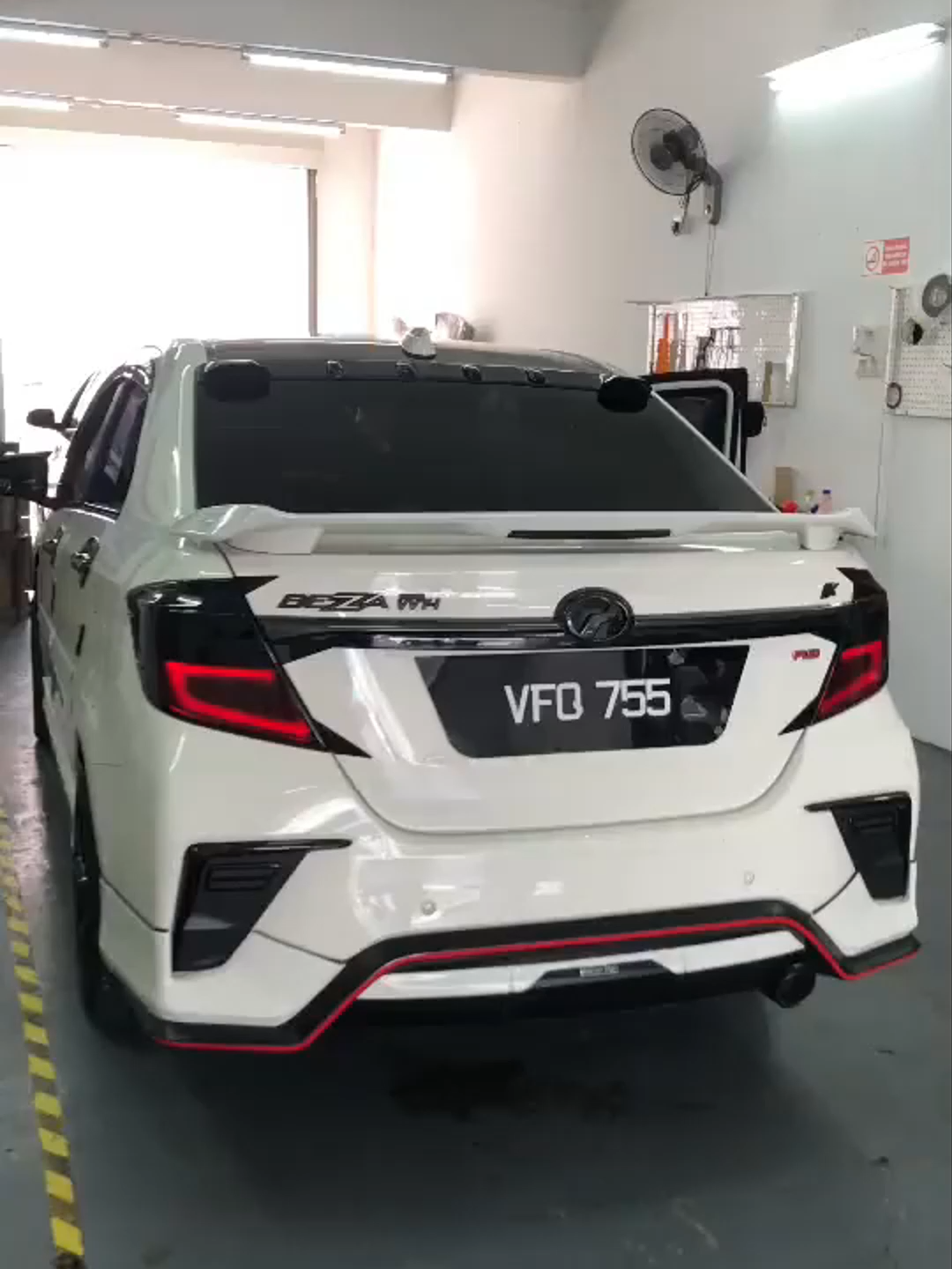 Geramnya tengok kesan sticker lama & gam degil merata-rata?! 😫😤 Sticker cangkuk kat dinding... Sticker anak-anak comotkan dinding... Paling sakit hati, sticker road tax lama kat cermin kereta tu! Kikis sampai calar pun tak nak tanggal! 😭 Jangan risau! 😎 Kami ada penyelamatnya! ✨ Memperkenalkan Spray Penanggal Gam Ajaib kami! 🪄 ✅ KERJA PANTAS: Sembur, tunggu 1 minit, lap je! Terus bersih macam baru! ✅ SELAMAT: Tak rosakkan permukaan cat kereta, perabot atau dinding rumah anda. 👍 ✅ SERBAGUNA: Boleh tanggal semua jenis sticker, label harga, pita pelekat & kesan gam degil. Memang power! 💪 🔥 PROMOSI KAW-KAW TERUS DARI KILANG! 🔥 Harga runtuh khas untuk korang di TikTok! 📉 Jangan bayar lebih kat tempat lain! Cepat tekan beg kuning kat bawah sebelum stok habis! 🛒👇 Benda baik jangan tunggu lama-lama! 😉 #penanggalgam #stickerremover #adhesivecleaner #roadtaxsticker #kesangam #homehacks #tipsrumah #carcare #cleaninghacks #racuntiktok #barangviral #fypmalaysia